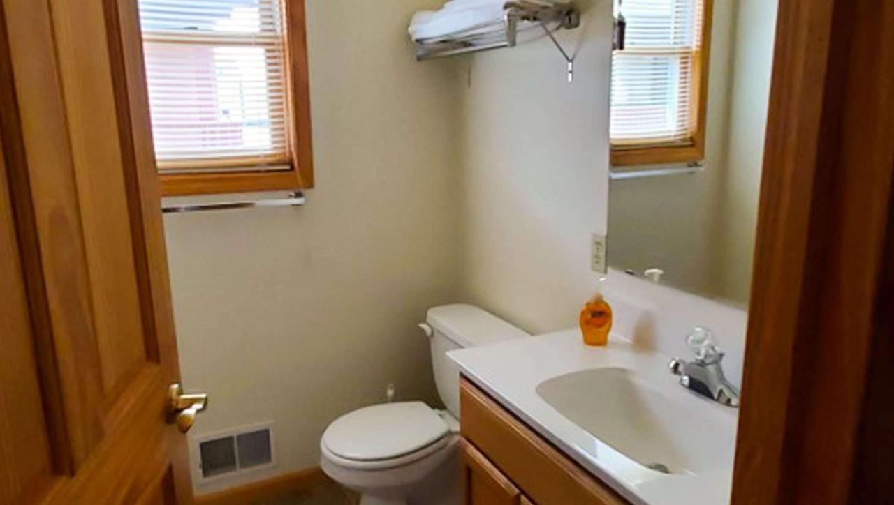 Two-Bedroom House (Non- Pet friendly) at Jasper Ridge Inn Ishpeming