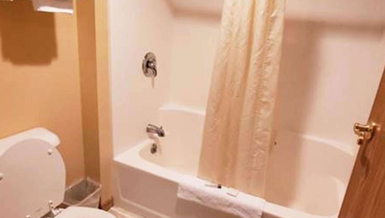 Standard King Room - Not Pet Friendly at Jasper Ridge Inn Ishpeming