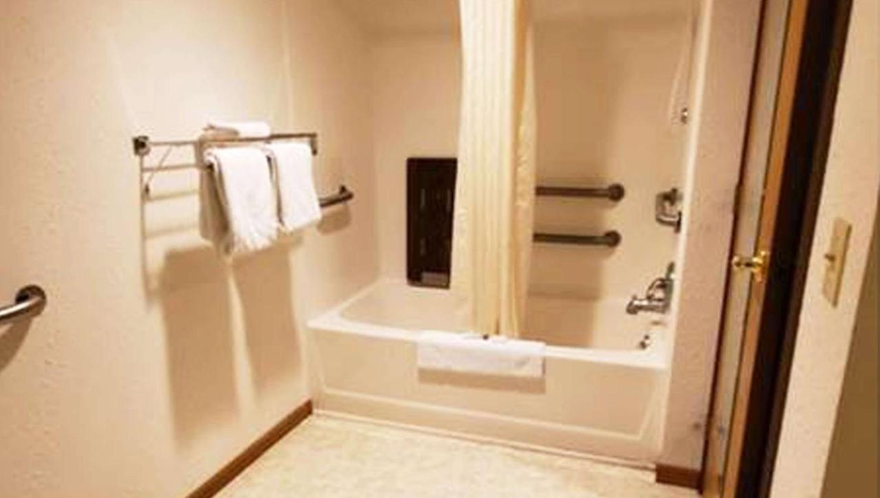 Double Room - Disability Access - Not Pet Friendly at Jasper Ridge Inn Ishpeming