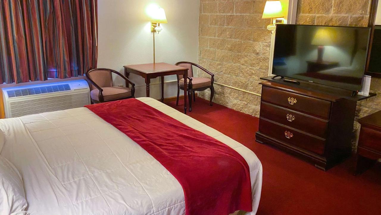 King Room at Voyageur Inn and Conference Center