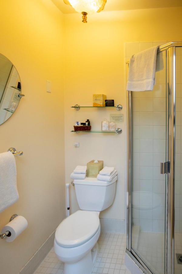 Deluxe Queen Room at Washington Square Inn