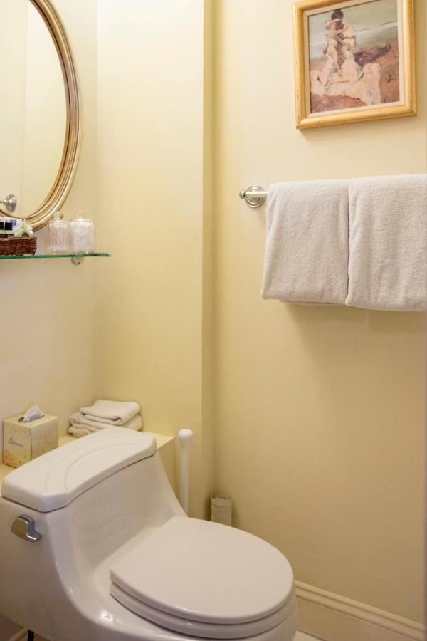 Deluxe Queen Room at Washington Square Inn