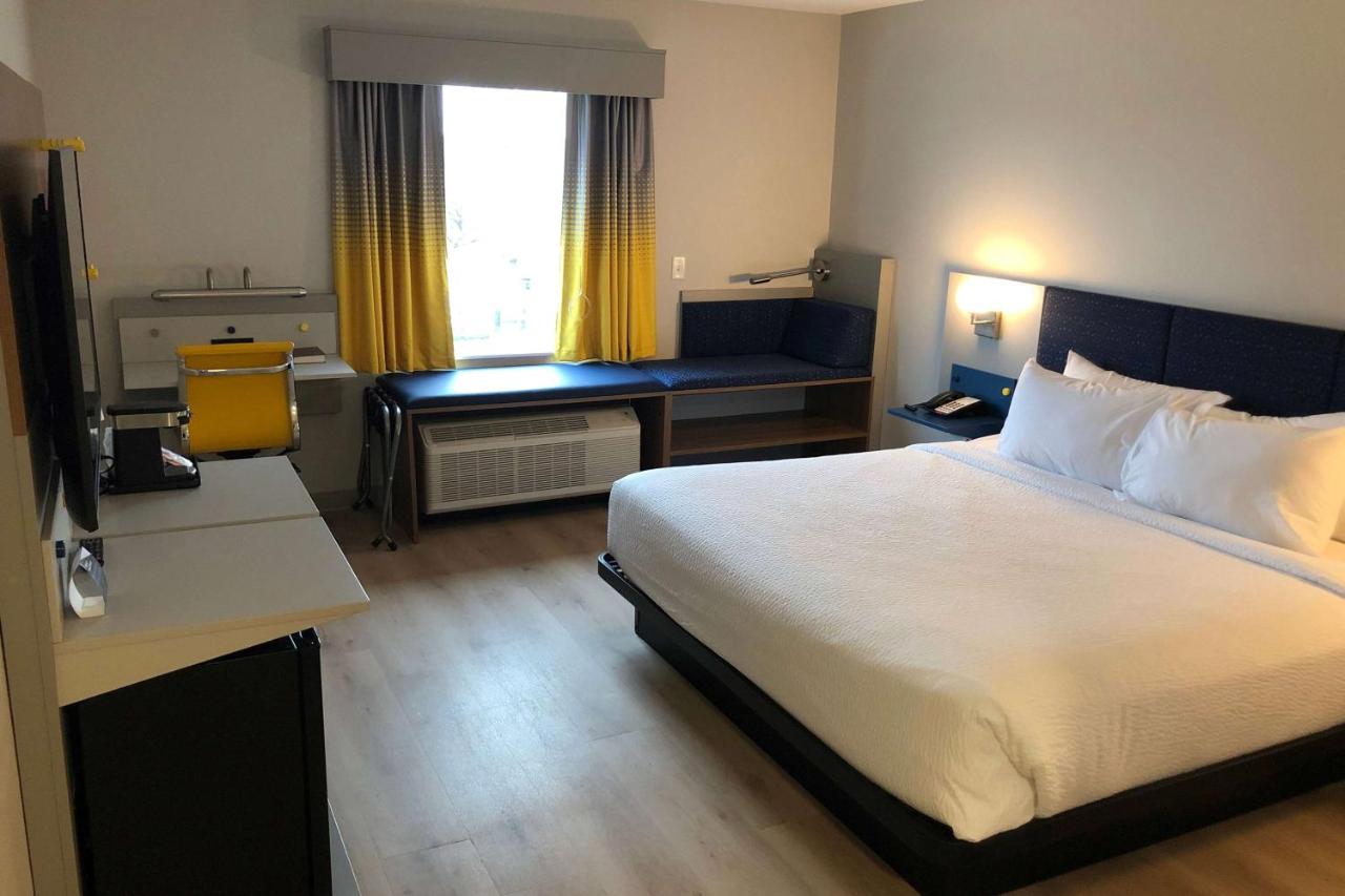 King Room - Mobility Access/Non-Smoking at Microtel Inn & Suites by Wyndham Hot Springs