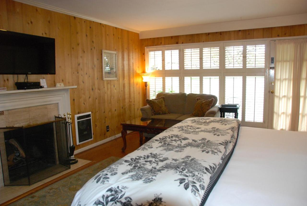 | Carmel Garden Inn