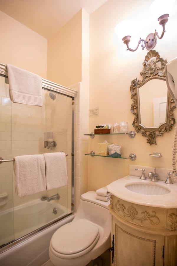 Standard King Room at Washington Square Inn