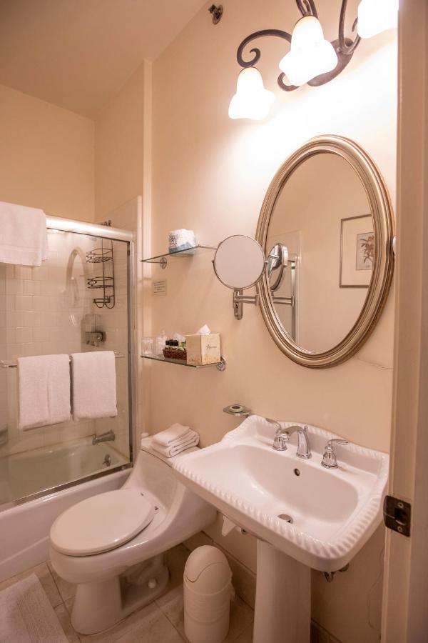 Standard King Room at Washington Square Inn
