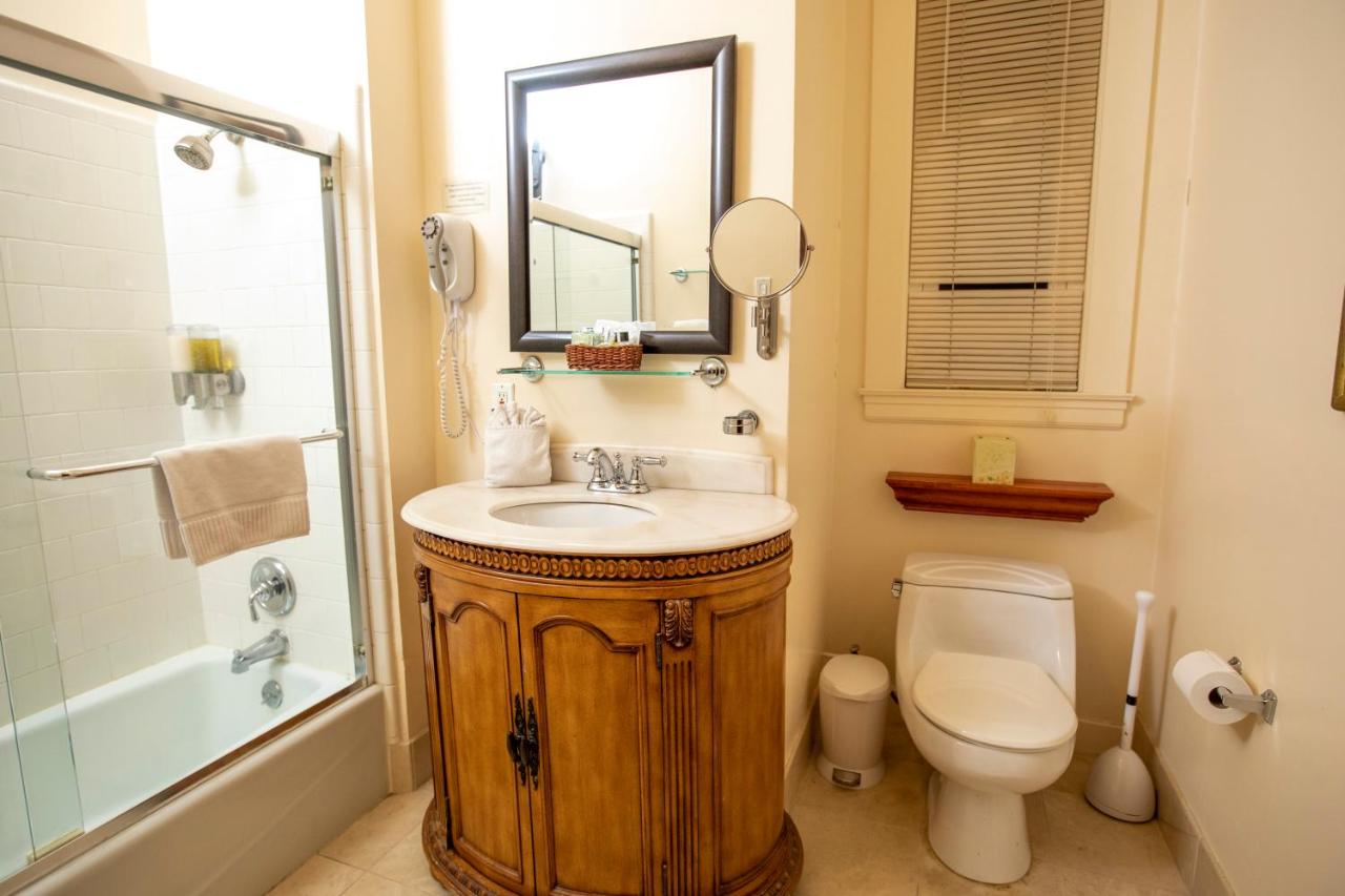 Standard Queen Room at Washington Square Inn