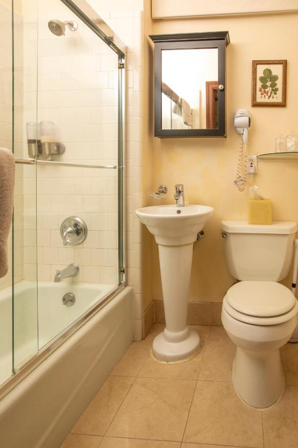 Standard Queen Room at Washington Square Inn
