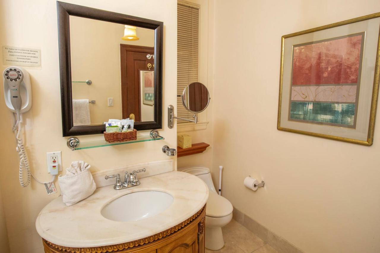 Standard Queen Room at Washington Square Inn