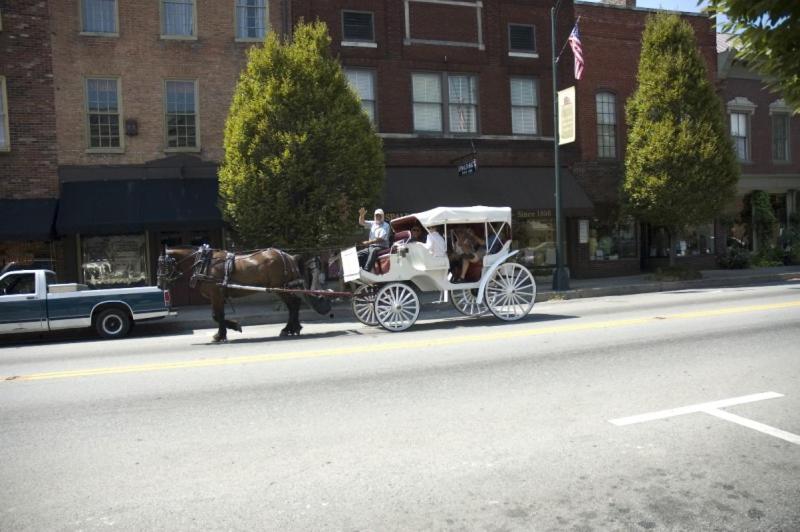 | Bourbon Manor Bed & Breakfast Inn