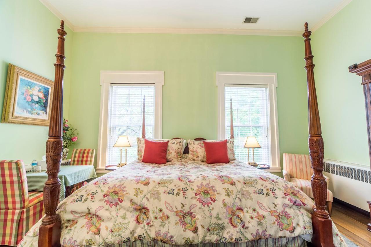 | Bourbon Manor Bed & Breakfast Inn