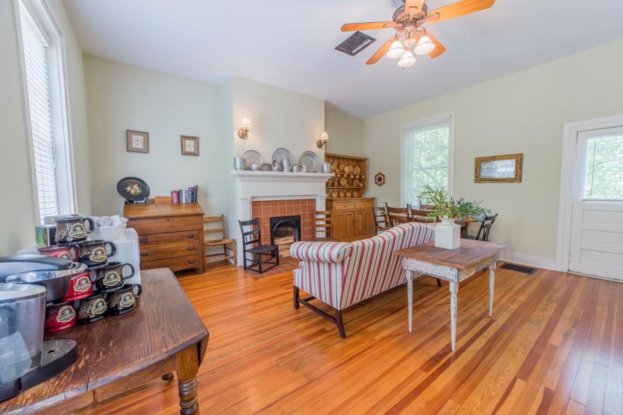 | Bourbon Manor Bed & Breakfast Inn