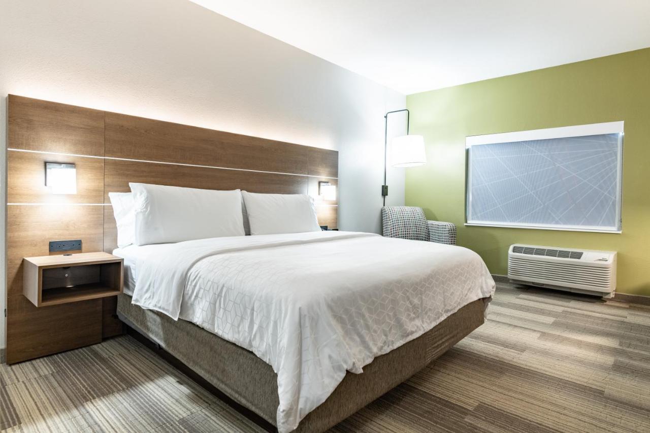 Premium King Room at Holiday Inn Express & Suites Moundsville, an IHG Hotel