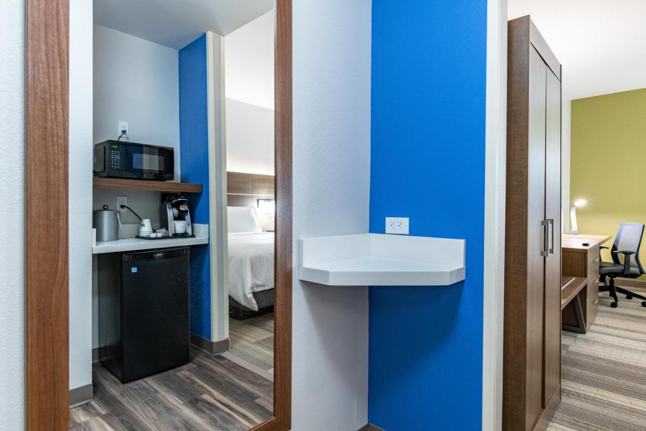 Queen Room with Two Queen Beds and Hearing Accessability at Holiday Inn Express & Suites Moundsville, an IHG Hotel