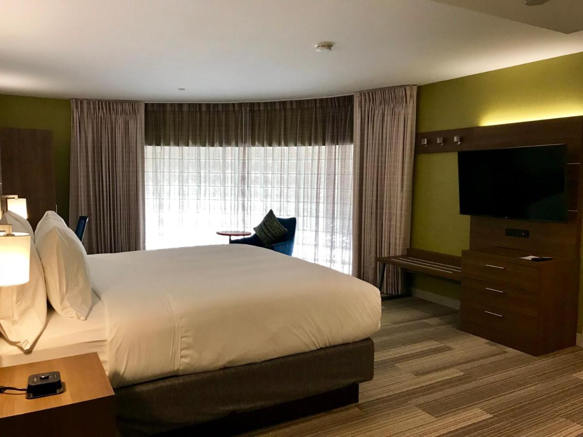 Standard King Room - Non-Smoking at Holiday Inn Express & Suites Pasadena - Los Angeles by IHG