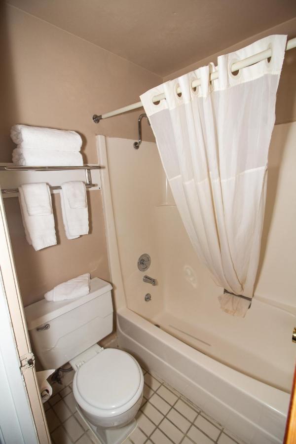 Queen Room - Non-Smoking at FairBridge Inn - Coeur d'Alene