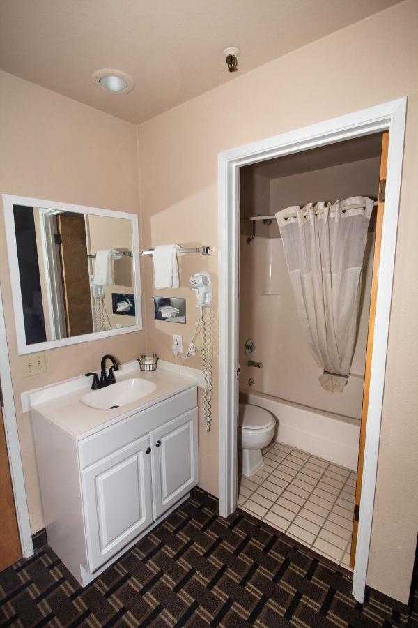 Queen Room - Non-Smoking at FairBridge Inn - Coeur d'Alene