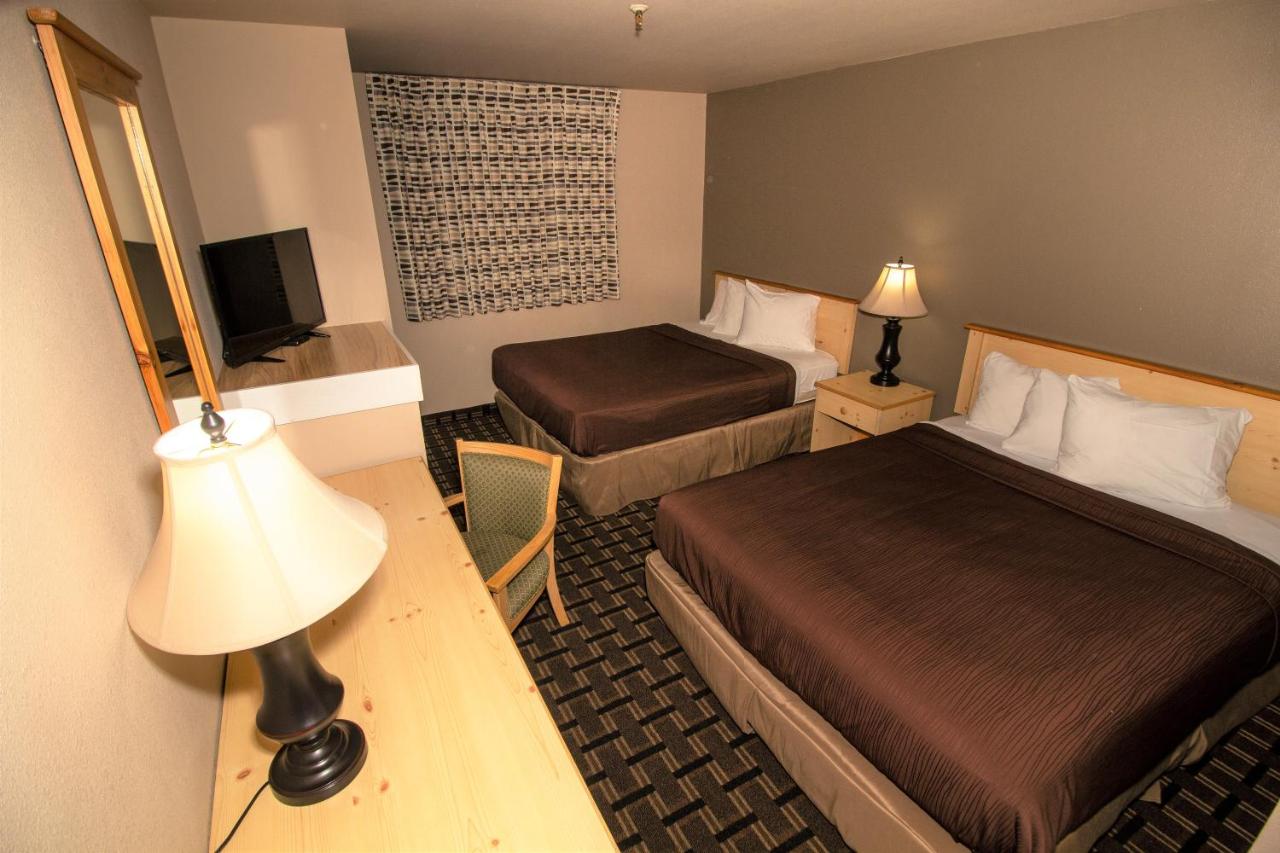 Queen Room with Two Queen Beds - Non-Smoking at FairBridge Inn - Coeur d'Alene