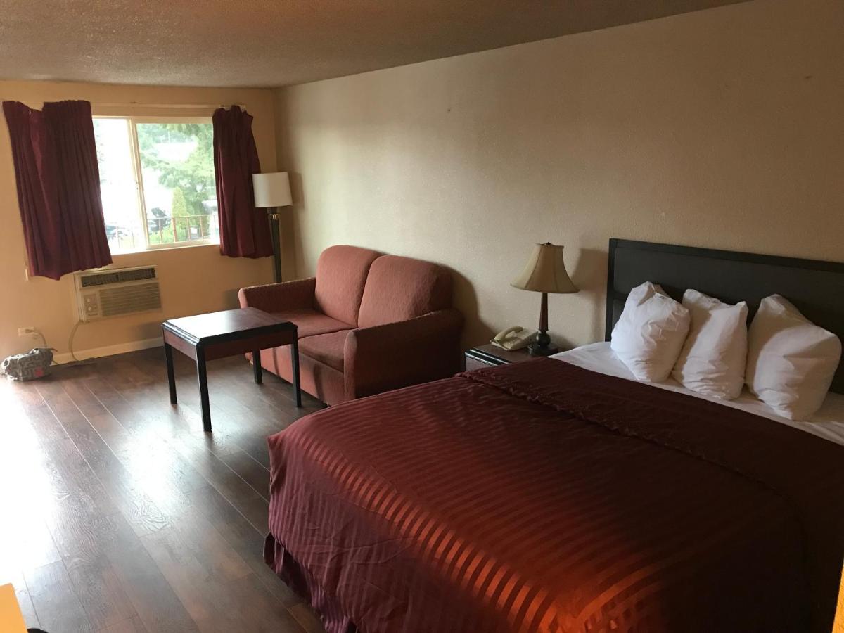 | Smokey Point Motor Inn