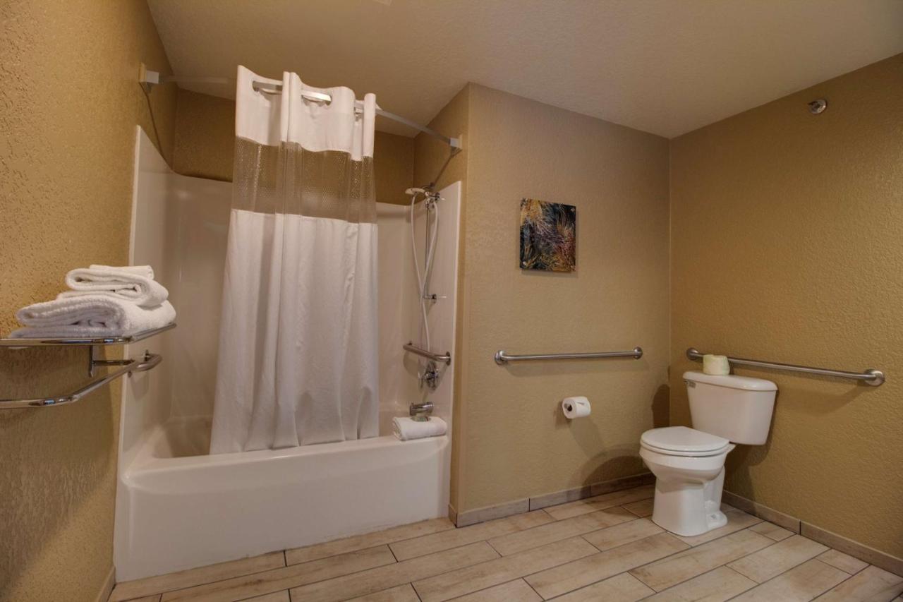 Queen Room with Bath Tub - Disability Access at Best Western Harbour Pointe Lakefront