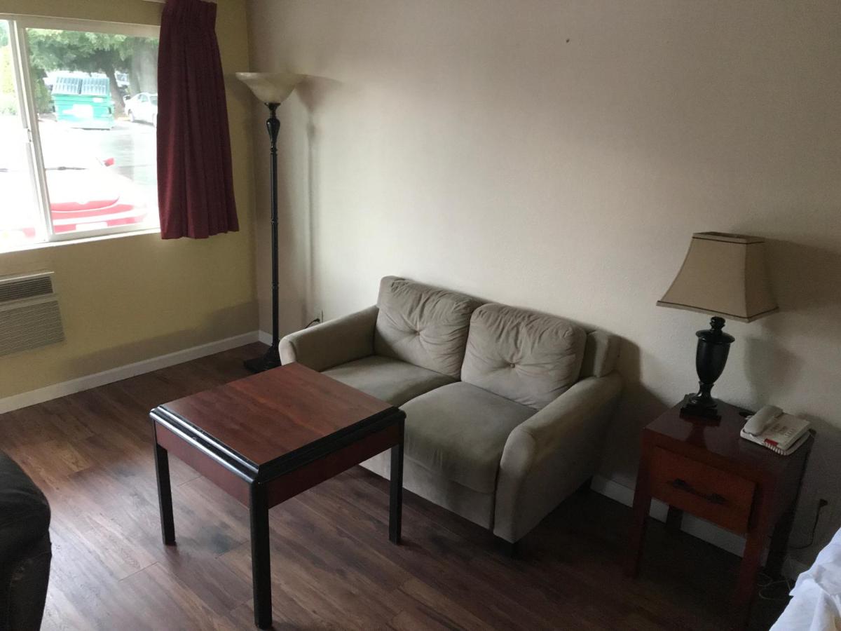 | Smokey Point Motor Inn