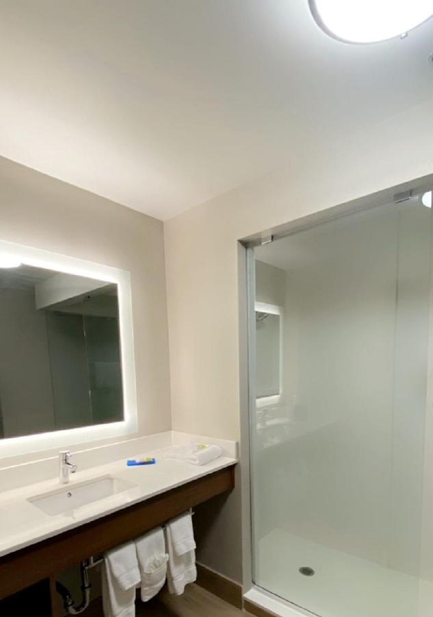 Deluxe Suite - Mobility Accessible - Non-Smoking at Holiday Inn Express Quantico - Stafford by IHG