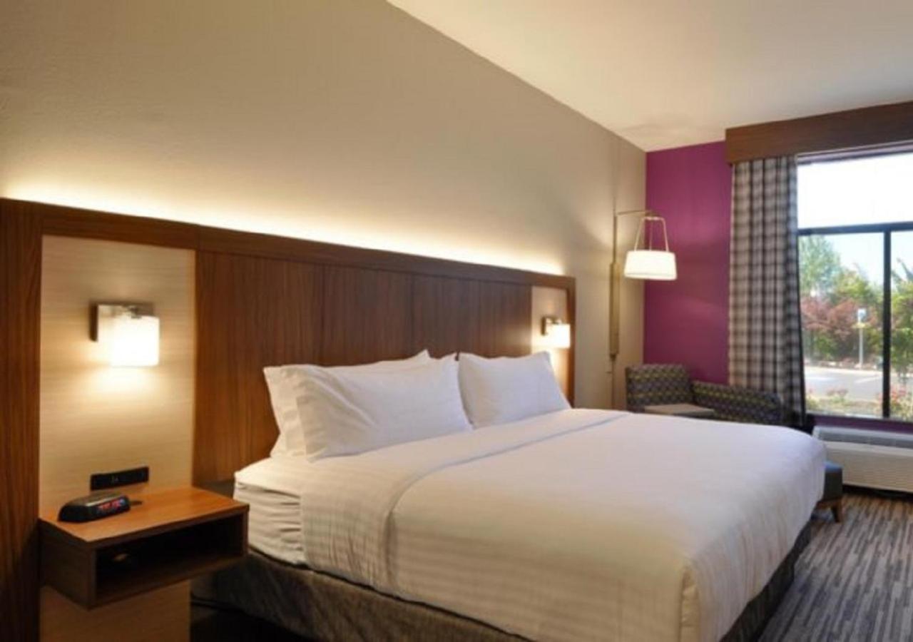 King Room - Disability Access/Roll in Shower - Non-Smoking at Holiday Inn Express Quantico - Stafford by IHG