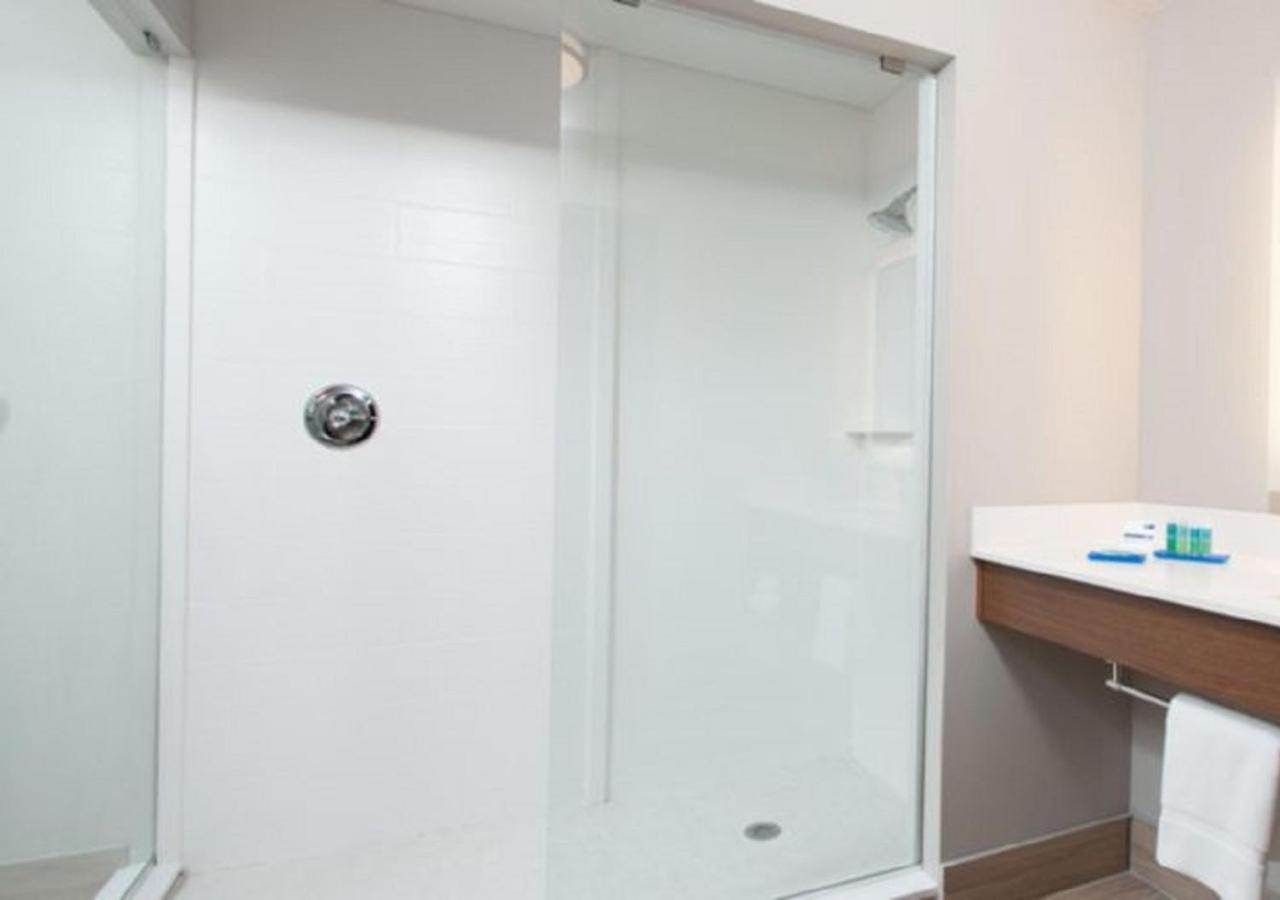 Deluxe Suite - Mobility Accessible - Non-Smoking at Holiday Inn Express Quantico - Stafford by IHG