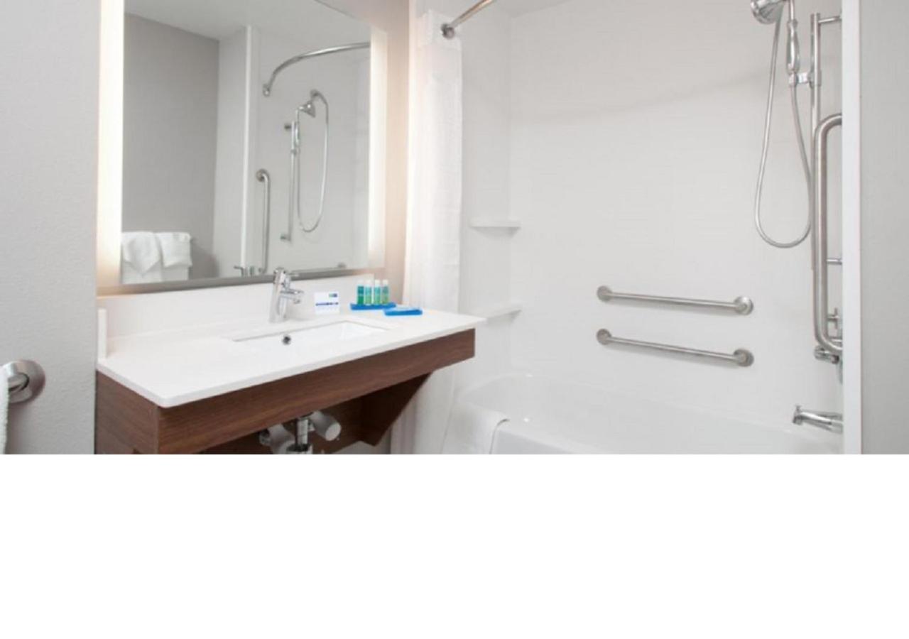 Suite - Disability Access Tub/Non-Smoking at Holiday Inn Express Quantico - Stafford by IHG