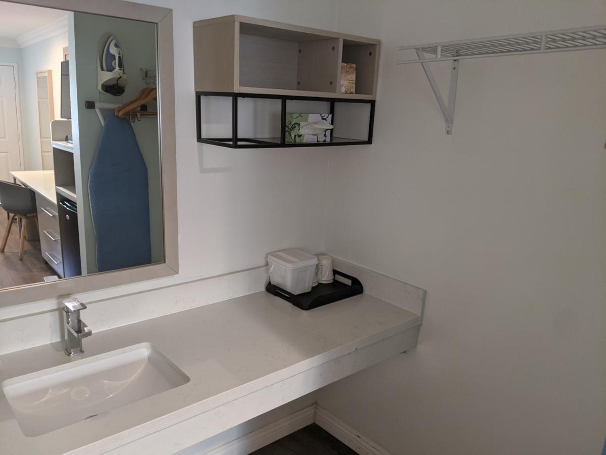 King Room with Bath Tub with Grab Bars - Mobility Accessible/Non-Smoking at Ramada Limited Redondo Beach