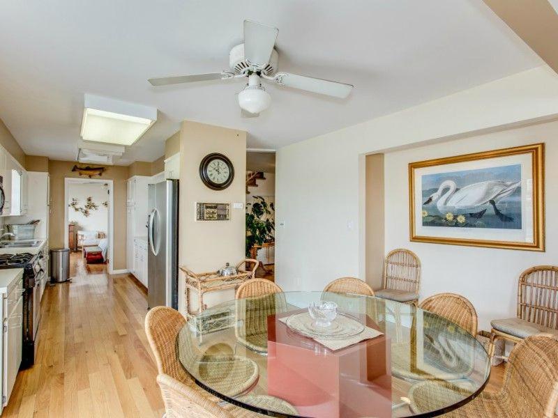| Villa Paulina - 4 BR Waterfront Villa w/ View of Shinnecock Bay