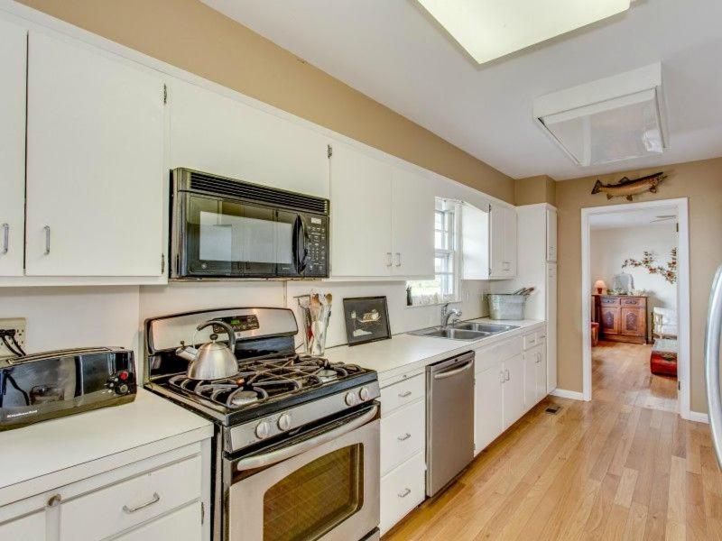 | Villa Paulina - 4 BR Waterfront Villa w/ View of Shinnecock Bay