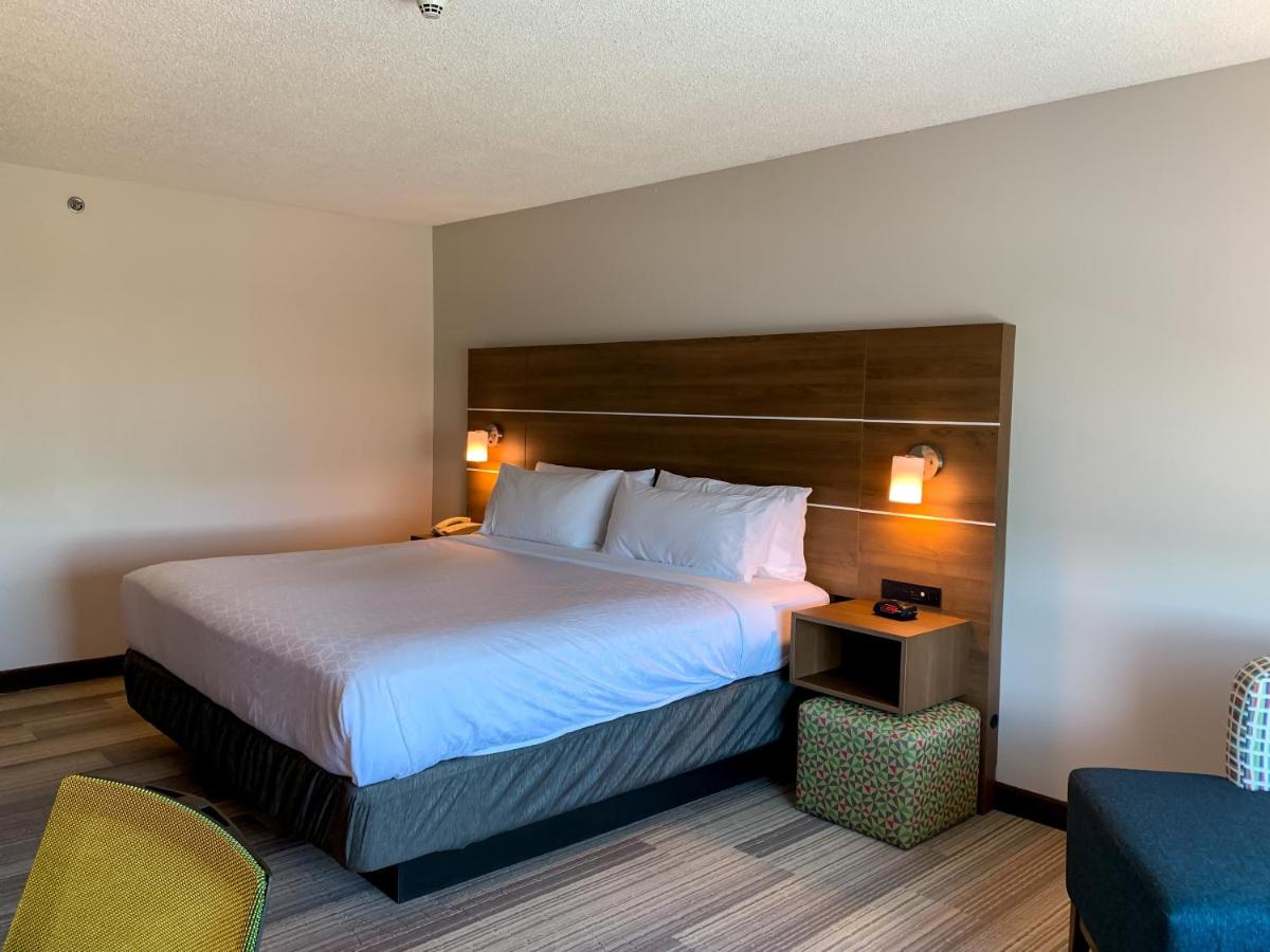 King Room - Mobility Access Tub/Non-Smoking at Holiday Inn Express & Suites Lexington Dtwn Area-Keenland by IHG