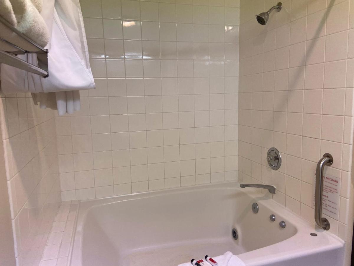 | AmeriVu Inn and Suites Shawano WI