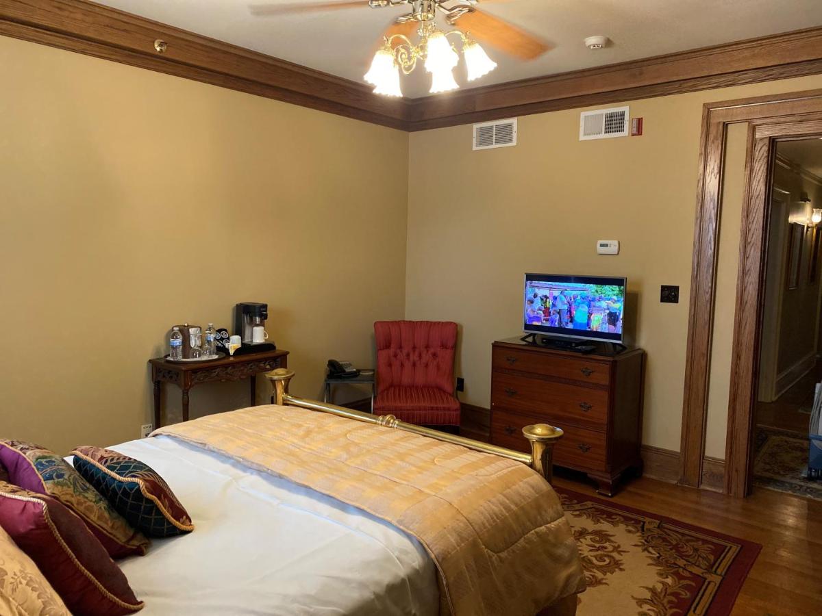 Superior Queen Room at Inn at 835 Boutique Hotel