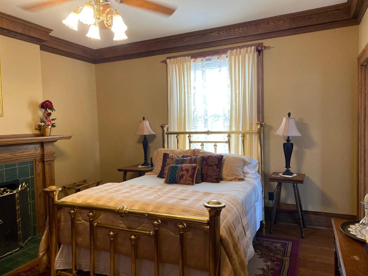 Superior Queen Room at Inn at 835 Boutique Hotel
