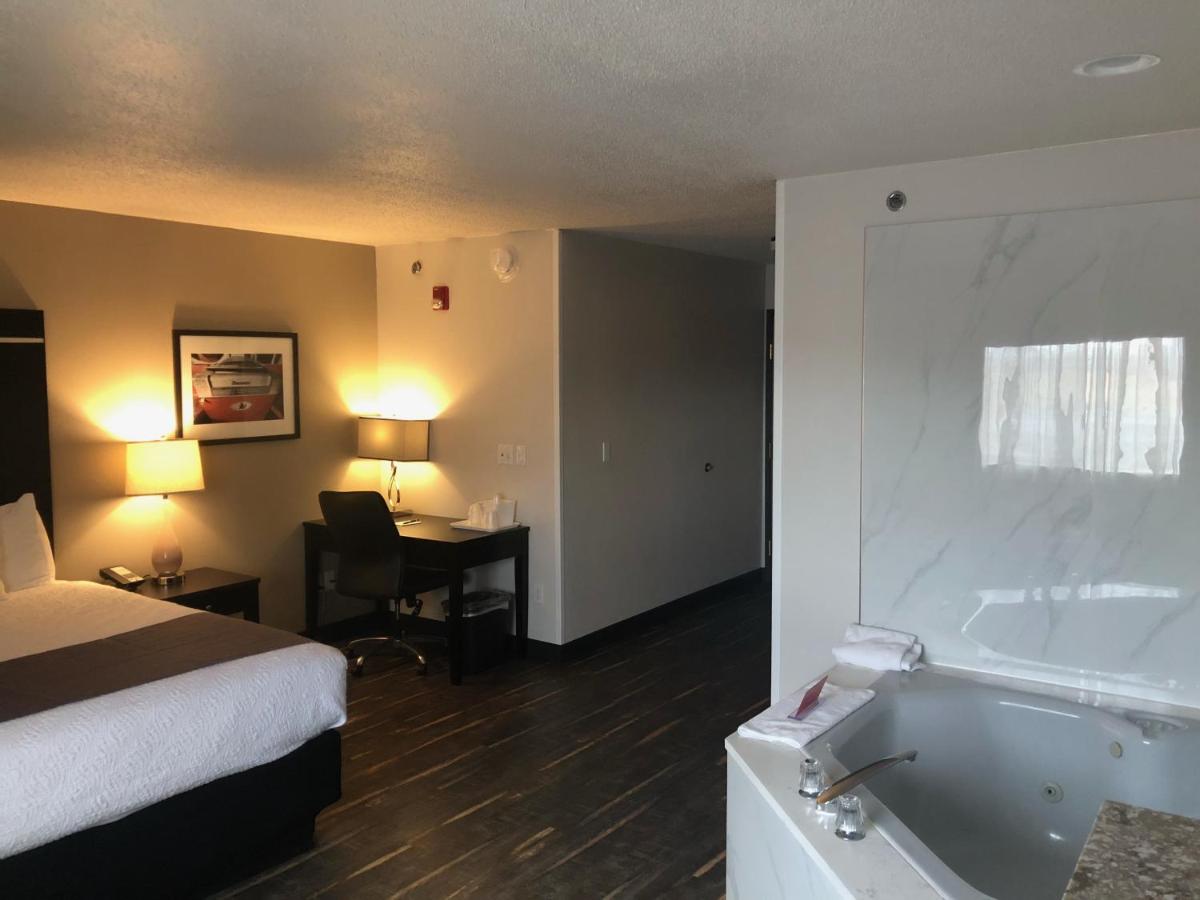 King Room with Spa Bath Disability Access at Ten Pin Inn & Suites