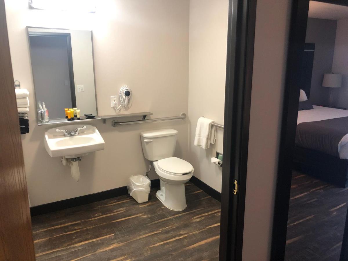 King Room with Spa Bath Disability Access at Ten Pin Inn & Suites
