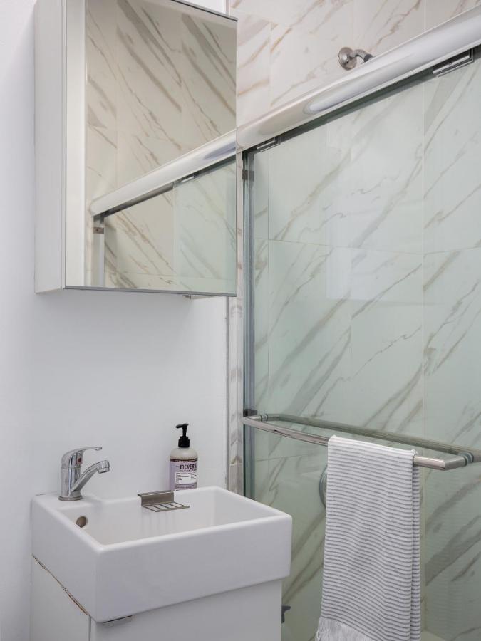 | Minutes to Downtown and Elegant Studio