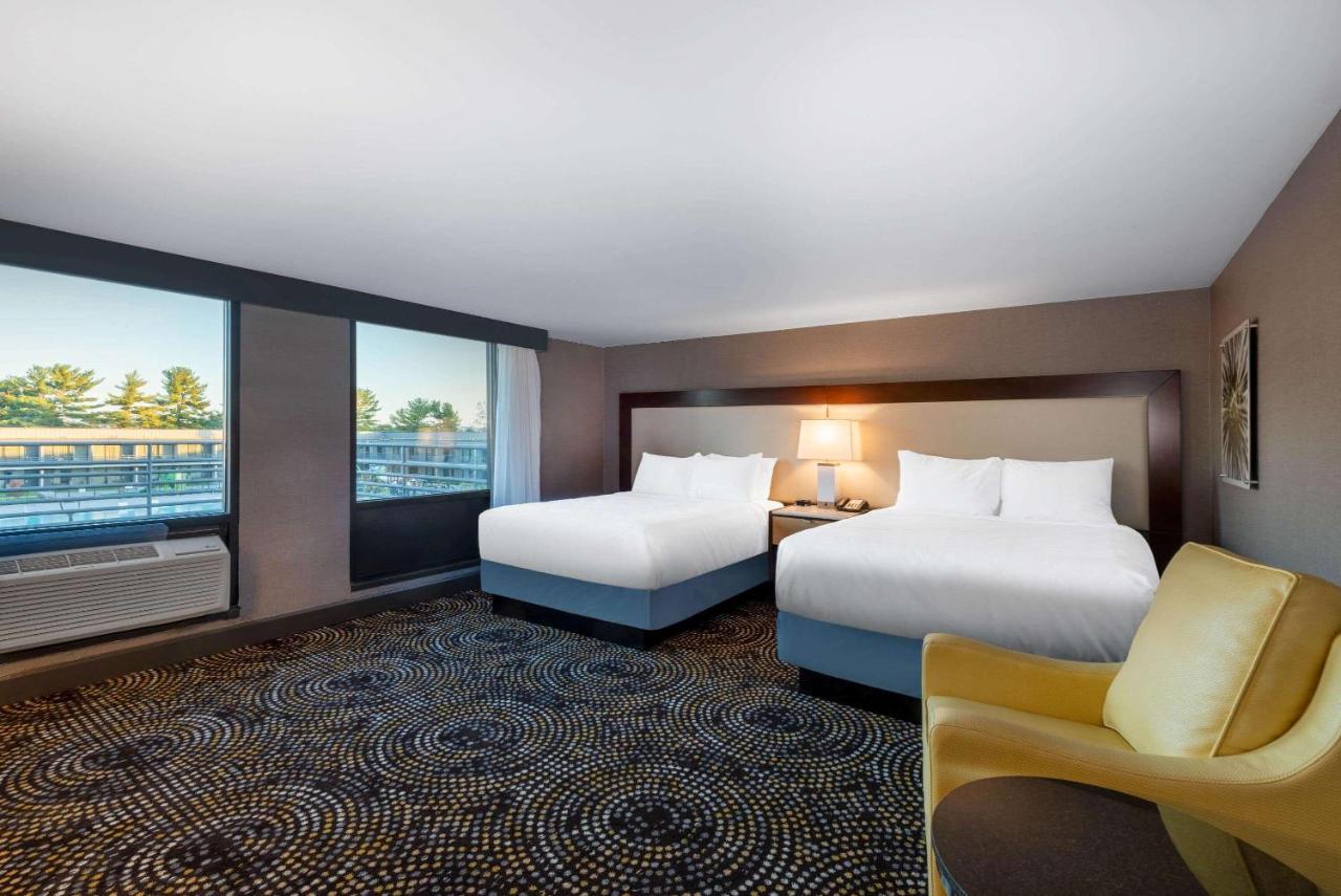 1 King Bed, 2 Queen Beds, Presidential Two Bedroom Suite, Non-Smoking at Wyndham Lancaster Resort & Convention Center