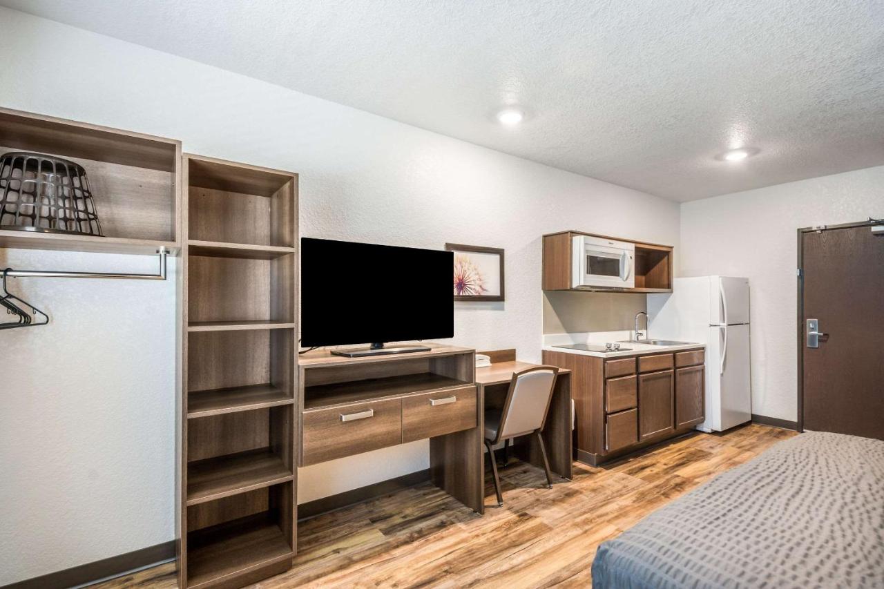 Queen Room with Roll-In Shower - Disability Access/Non-Smoking at WoodSpring Suites Bradenton