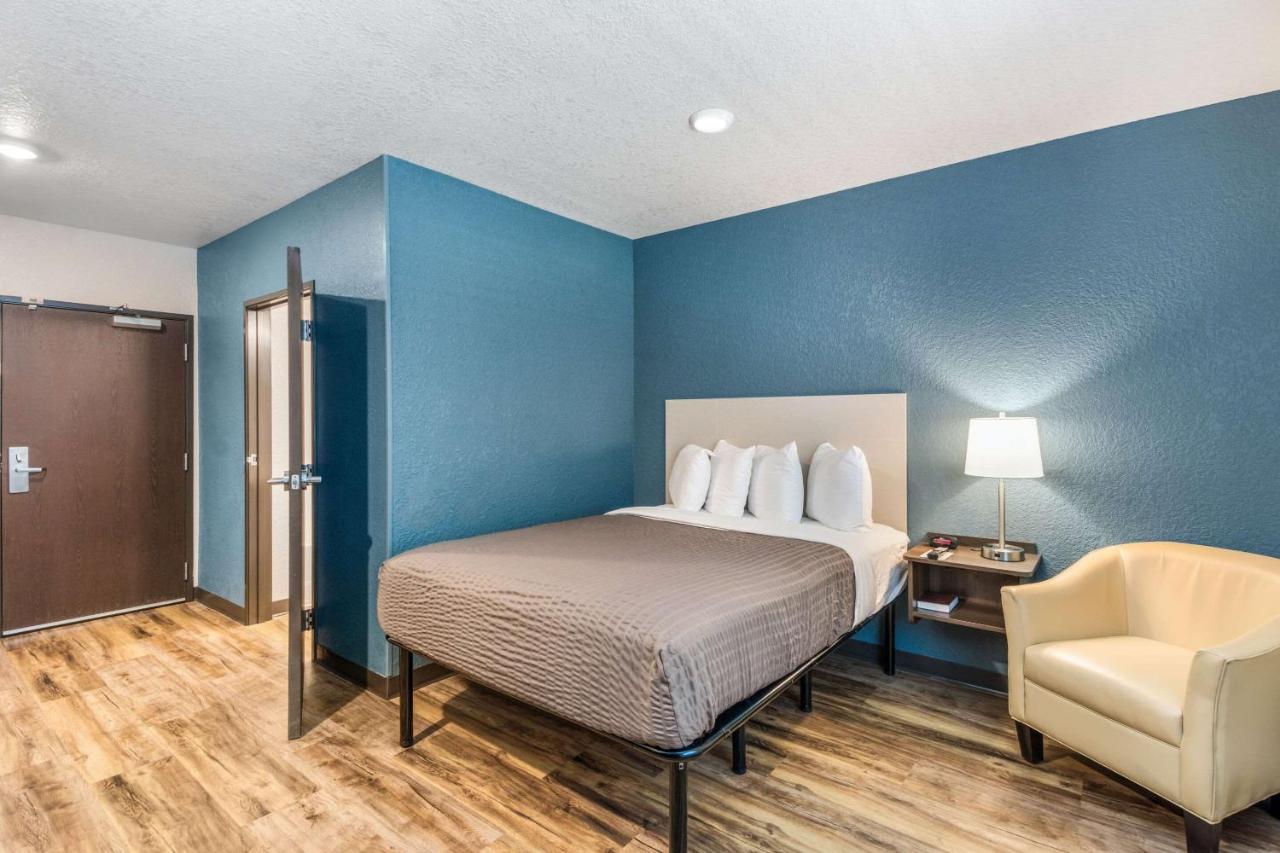 Queen Room with Roll-In Shower - Disability Access/Non-Smoking at WoodSpring Suites Bradenton