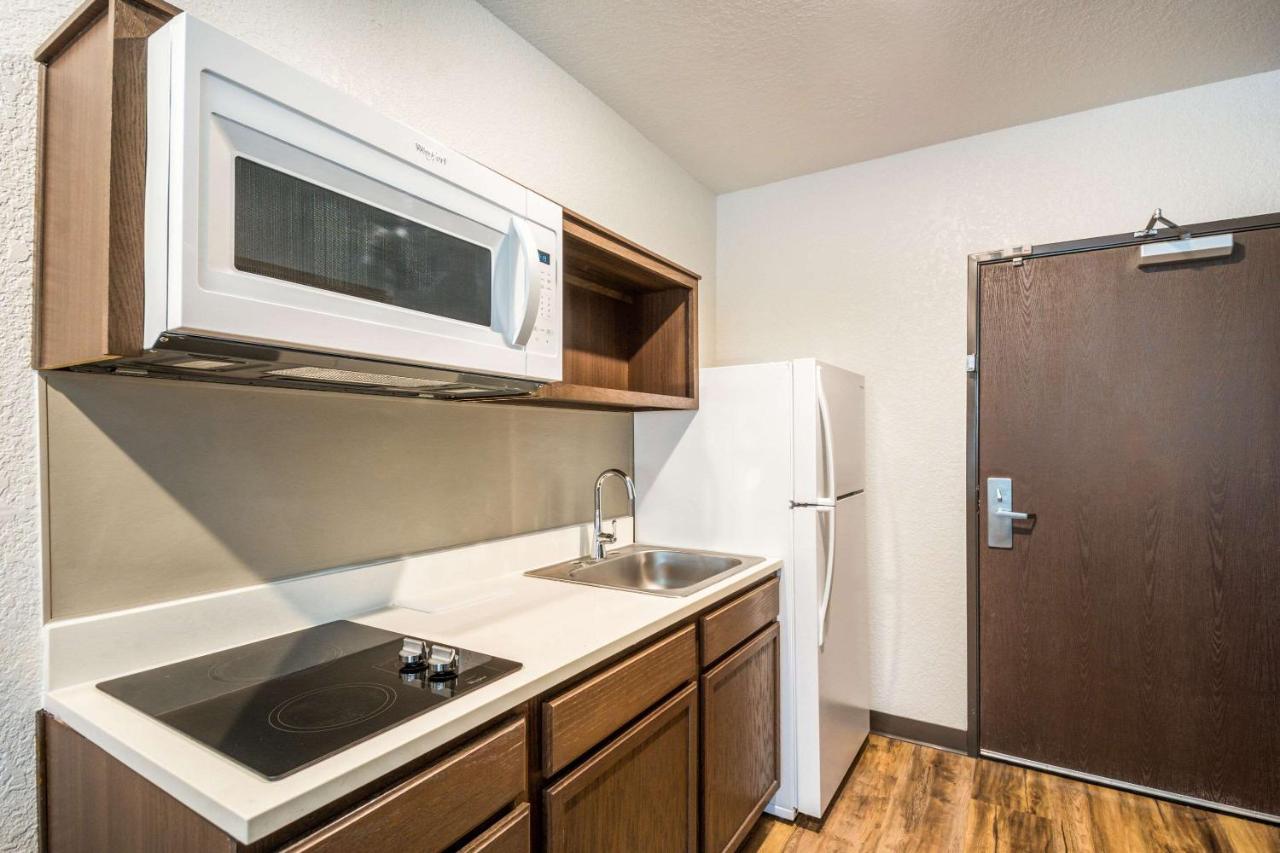 Queen Room with Roll-In Shower - Disability Access/Non-Smoking at WoodSpring Suites Bradenton