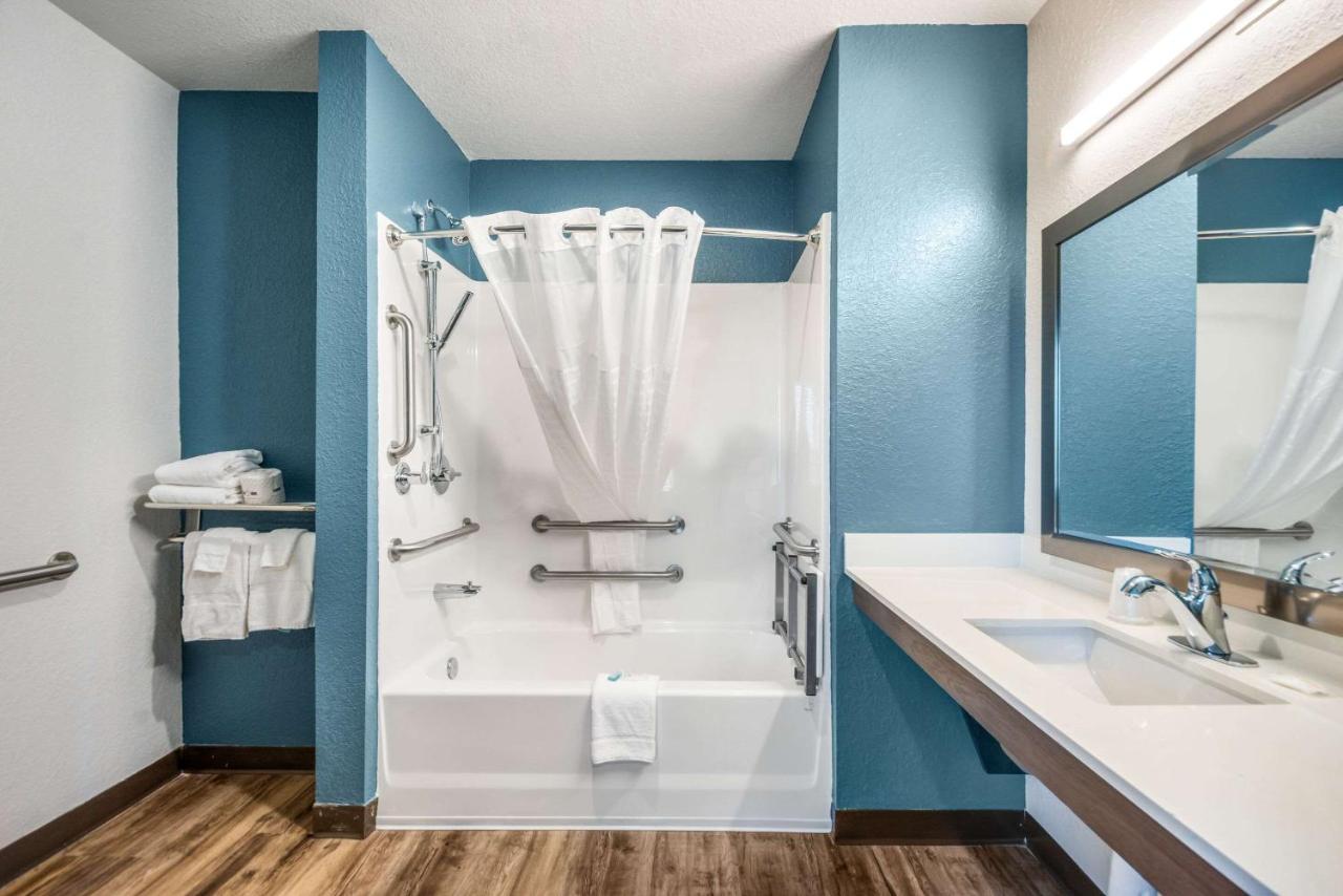 Queen Room with Roll-In Shower - Disability Access/Non-Smoking at WoodSpring Suites Bradenton