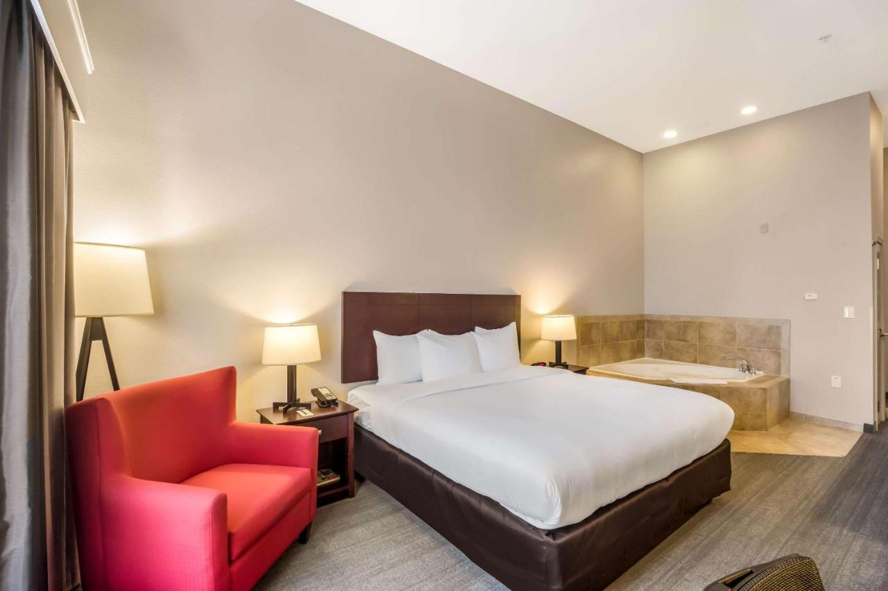 Standard King Room with Whirlpool - Non Smoking at Comfort Inn & Suites Fairburn - Atlanta Southwest
