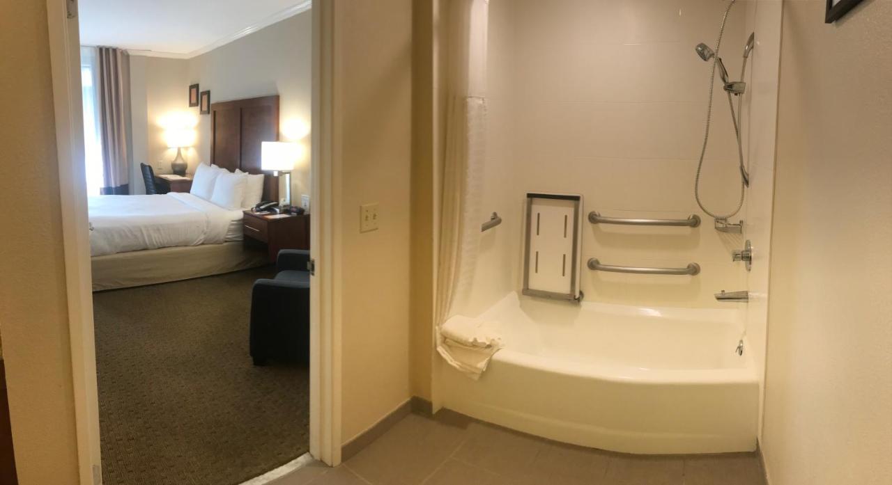 Standard Room, 1 Queen Bed, Accessible Tub, Non Smoking, Courtyard View at Comfort Inn Santa Monica - West Los Angeles