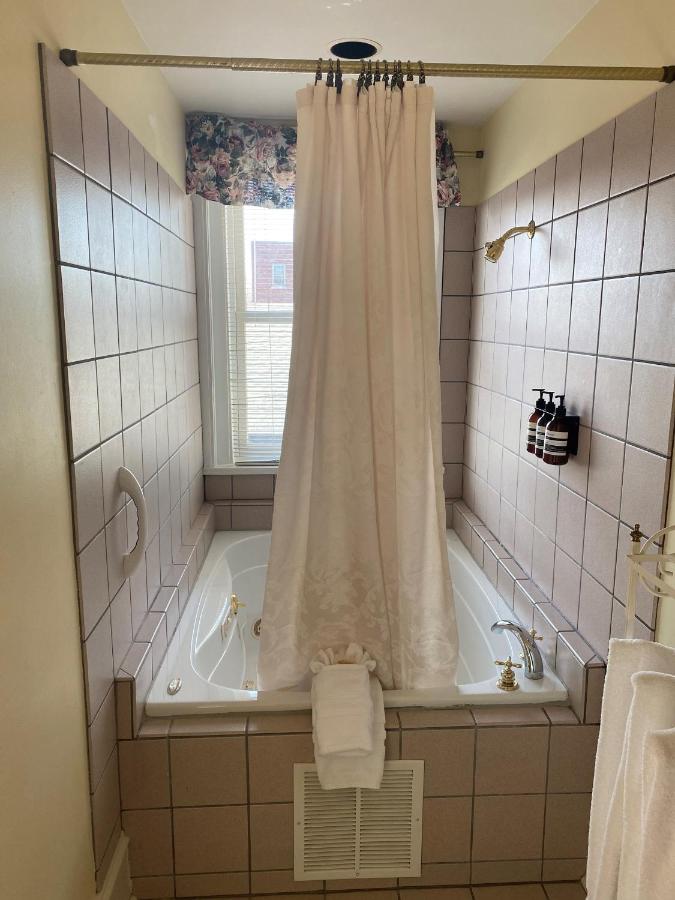 Deluxe Queen Room at Inn at 835 Boutique Hotel