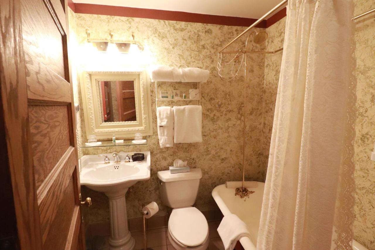 Standard Queen Room at Inn at 835 Boutique Hotel