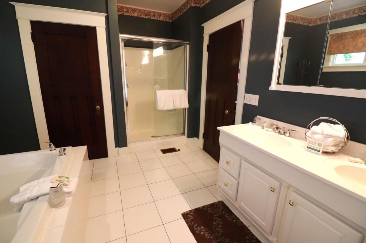 Deluxe Queen Suite at Inn at 835 Boutique Hotel