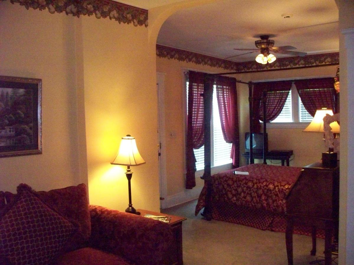 Double Room with Garden View at Inn at 835 Boutique Hotel
